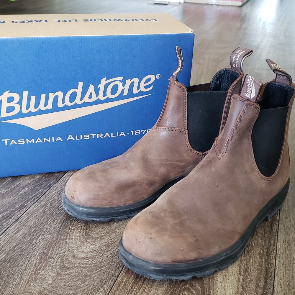 Blundstone Brown Suede Chelsea Boots with Pull Tabs